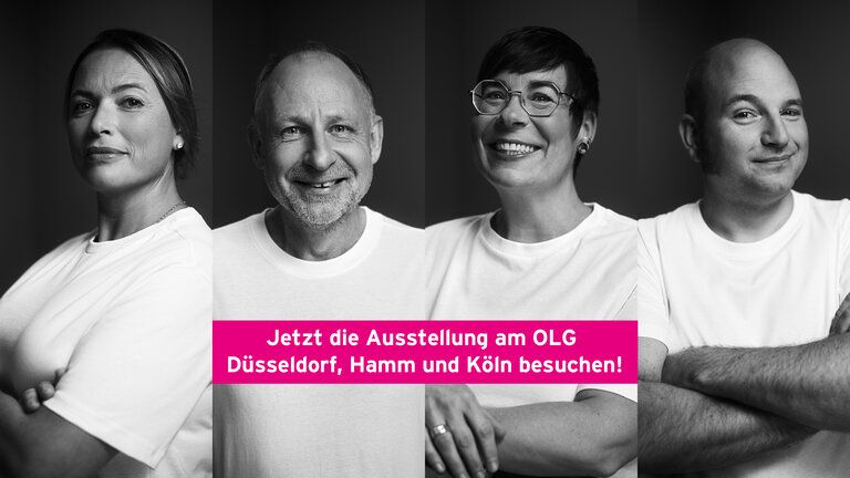 4 Mitarbeiter der Justiz NRW tragen weiße, schlichte T-Shirts und lachen in die Kamera